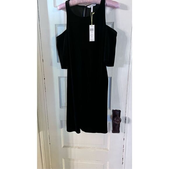BCBGENERATION BLACK VELOUR COLD SHOULDER DRESS SIZE SMALL NEW - Picture 3 of 10